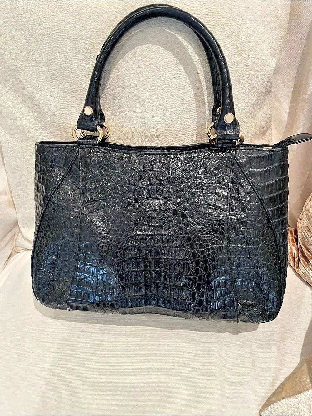 DIVINA PELLE Crocodile-Embossed Shoulder Bag in Black